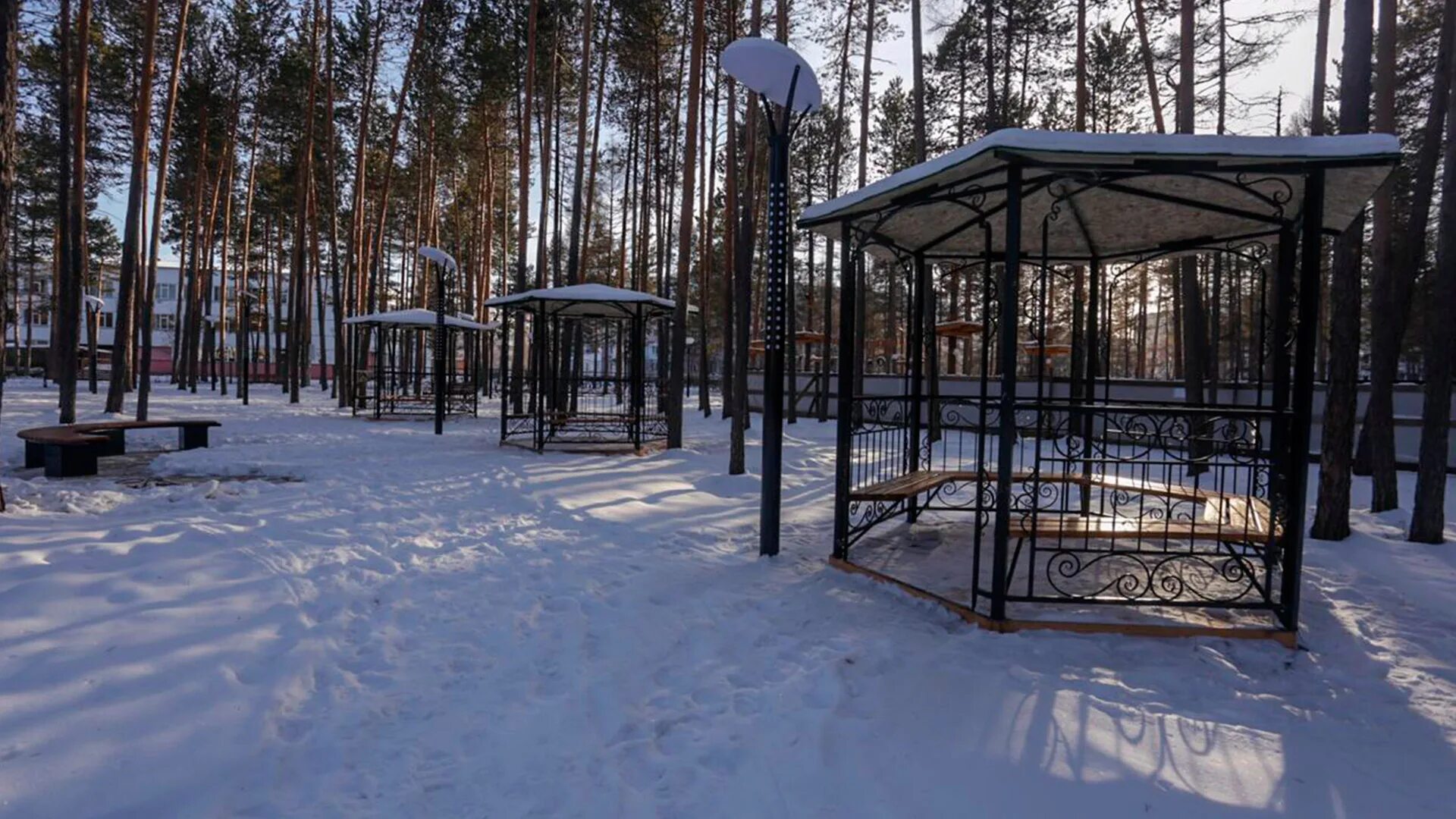 Парк города Нерюнгри. Беседки в парке Чиряева Нерюнгри. Парк им Чиряева Нерюнгри. Парк культуры Нерюнгри.