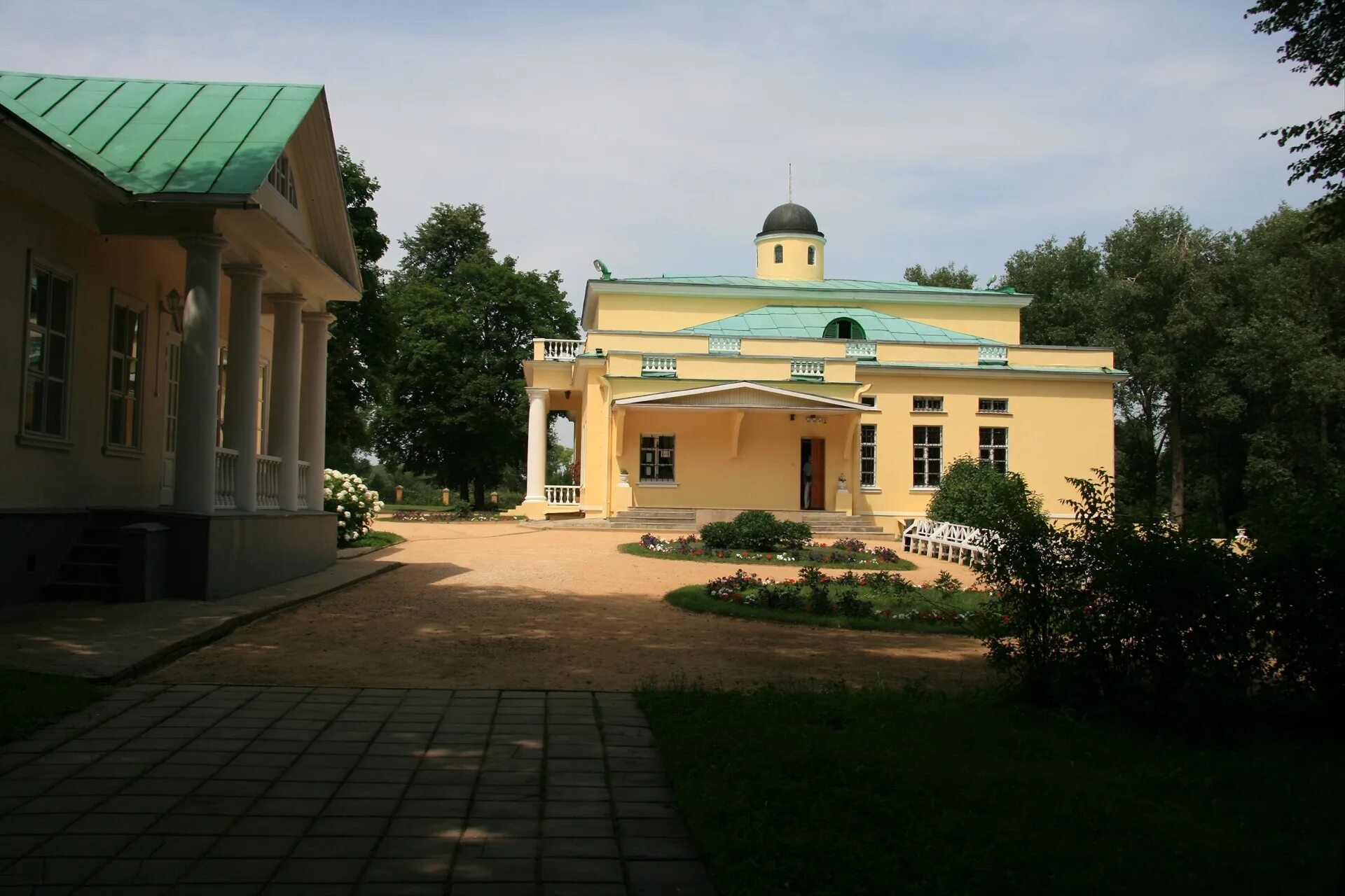 Усадьба тютчева где. Музей Тютчева в Овстуге. Усадьба Тютчева в Брянской области в Овстуге. Село Овстуг усадьба Тютчева. Брянская область музей Тютчева в Овстуге.