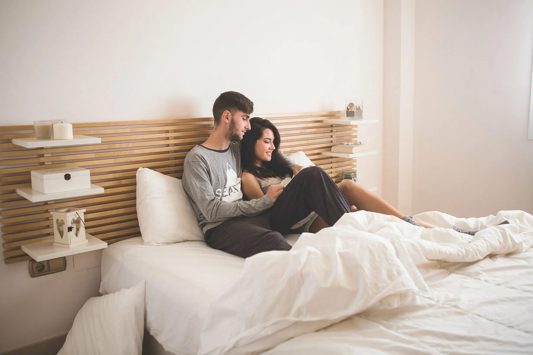 Молодая влюблённая модная пара. Love gets a room. Стильная влюбленная пара. Love gets a room. Комната для любви.