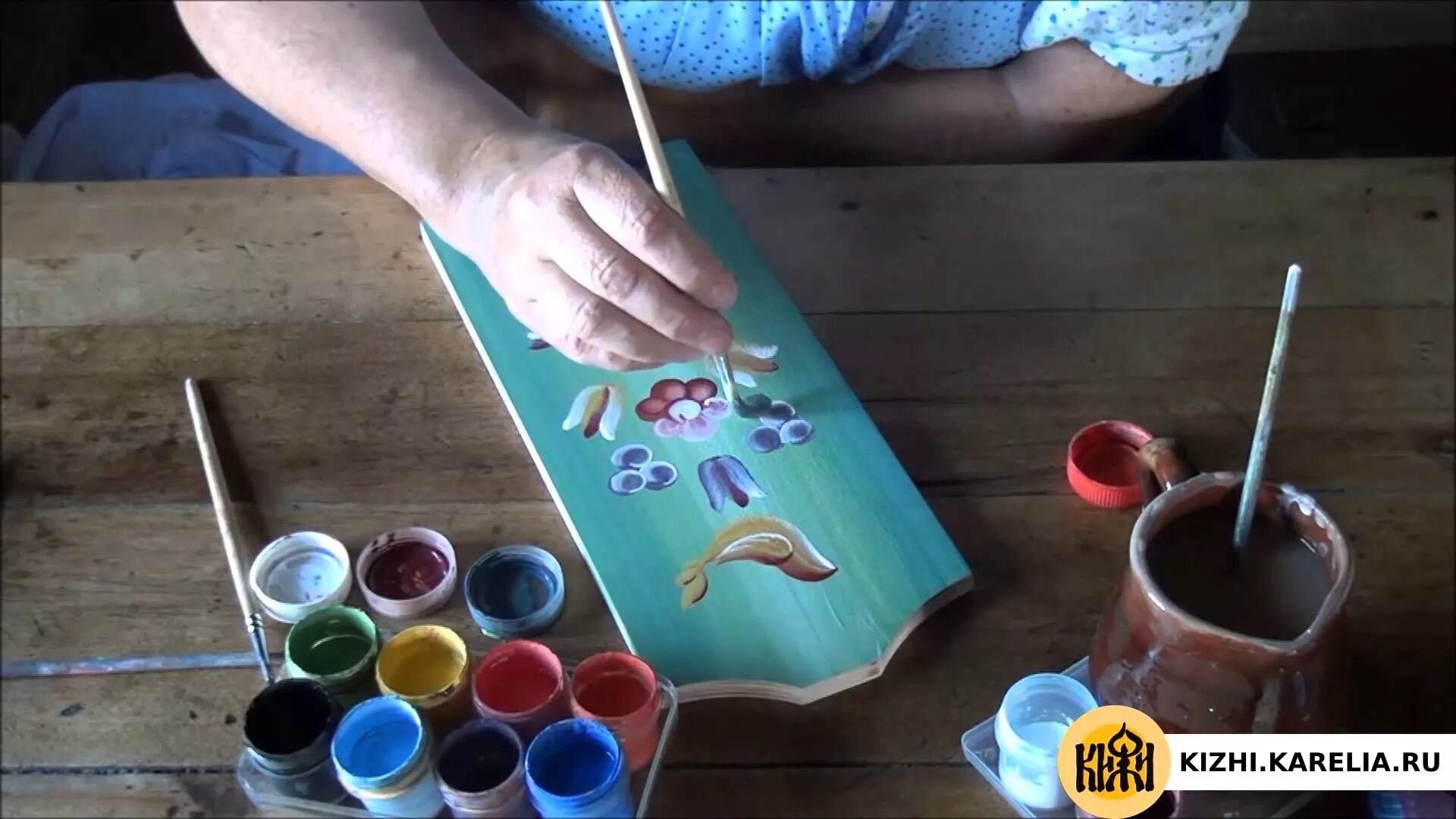 какими красками красят поделки. камень покрашенный краской. покраска пластиковых фигурок акриловыми красками. шишки покрашенные акрилом. акриловые краски для деревянных поделок.