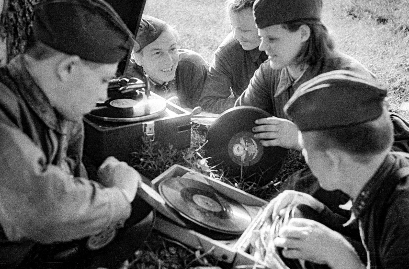 Песни 1941 1945 годов слушать. Военные годы. Солдаты у патефона. Патефон в годы войны.