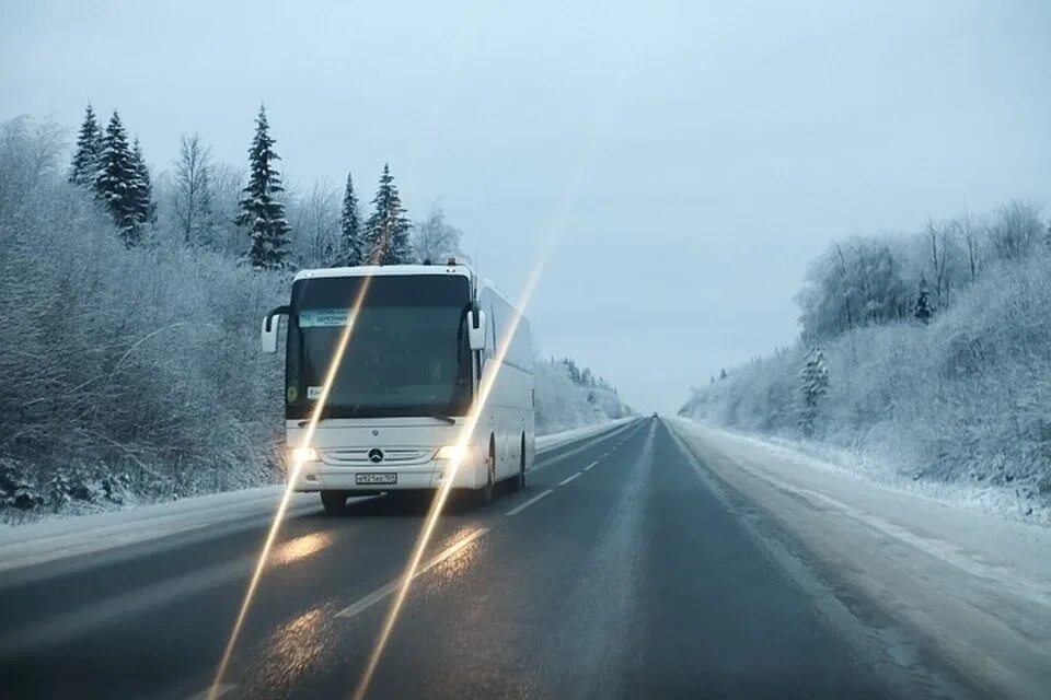 Автобус на дороге. Зима дорога автобус. Дорога по трассе зимой. Автобус едет по зимней дороге.