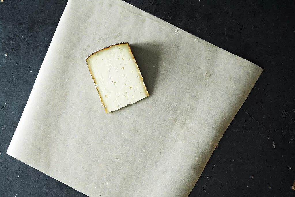 Как дольше сохранить свежий сыр. Сыр в пергаментной бумаге. Бумажная упаковка для сыра. Бумага в которую заворачивают сыр. Бумага для упаковки сыра.