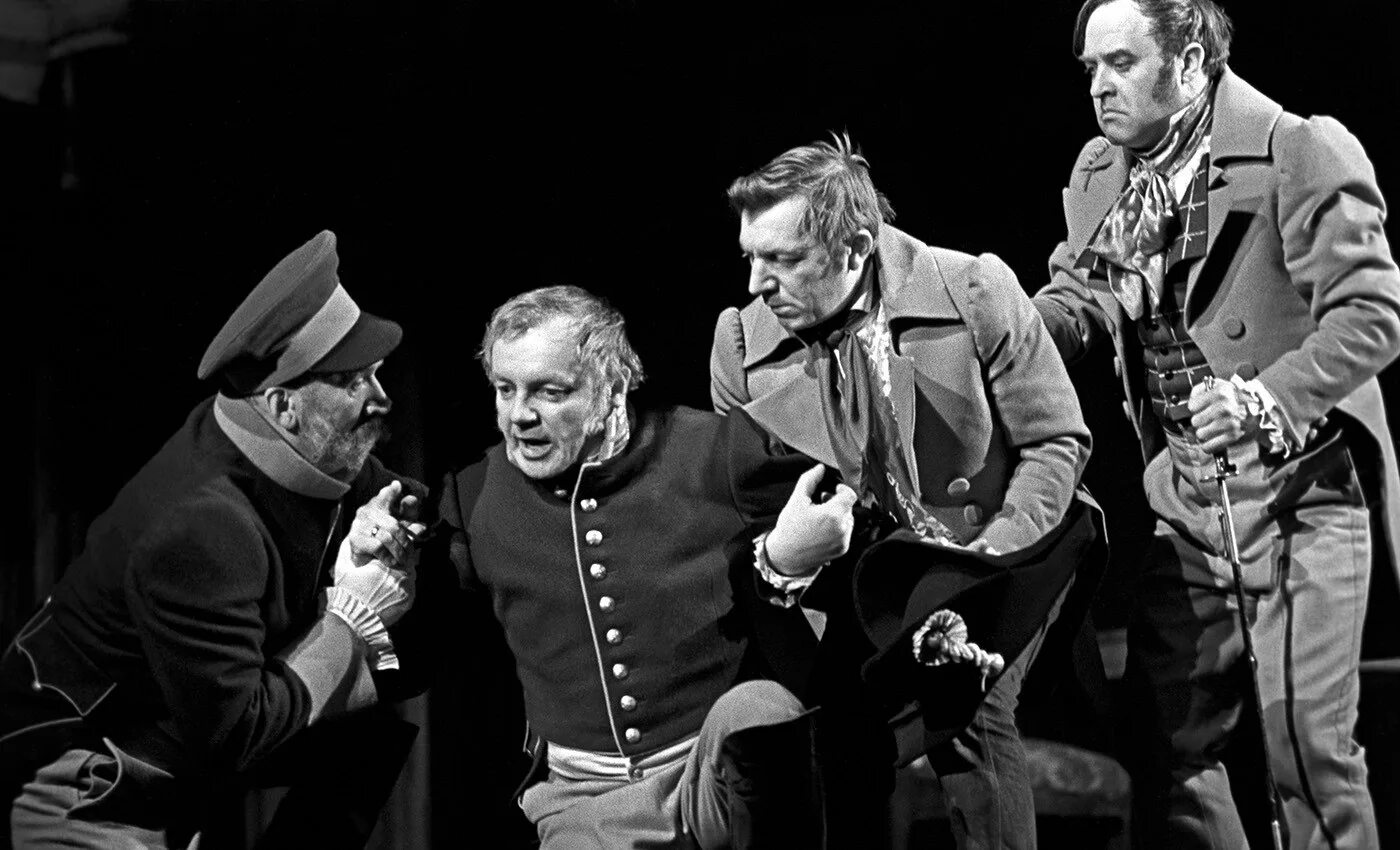 Муз театр красноярск мертвые души. Мертвые души драмтеатр самара. Кирилл лавров городничий. Георгий штиль на сцене бдт. Мертвые души спектакль пенза фото.