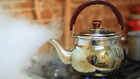 На столе стоит чайник с водой