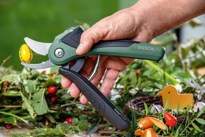 Секатор Bosch EASYPRUNE. Секатор бош аккумуляторный. Садовый аккумуляторный секатор бош. Аккумуляторные ножницы Bosch секатор.