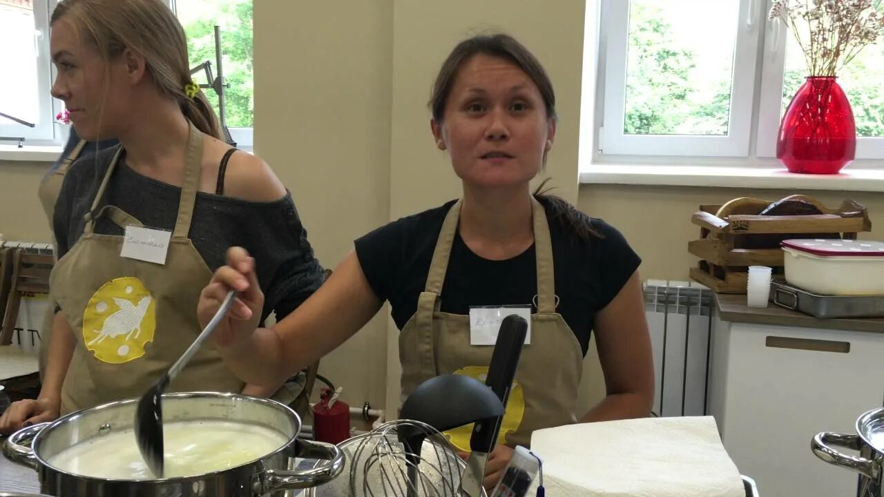 Школа сыроделия. Школа сыроделия олеси шевчук вднх. Школа сыроварения. Мастер класс по сыроварению. Сырная деревня.