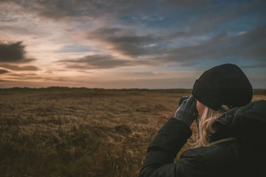 Бинокль далеко далеко. Jamie Harris фотограф природа. Девушка с биноклем фото. Look at the distance. Further fields