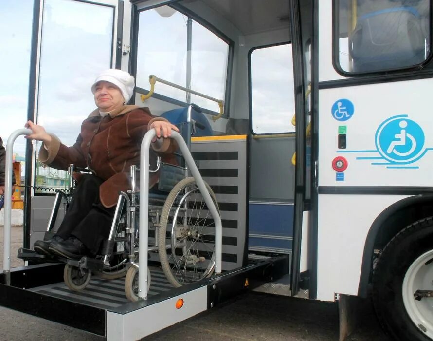 Доступность транспортных услуг для инвалидов. Автобус для инвалидов. Автобус с подъемником для инвалидов. Транспорт для маломобильных групп населения. Подъёмник для инвалидов-колясочников для автобуса.
