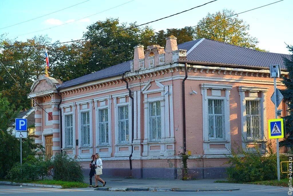 Здание центральной городской больницы достопримечательности Азова. Дает в городе азове