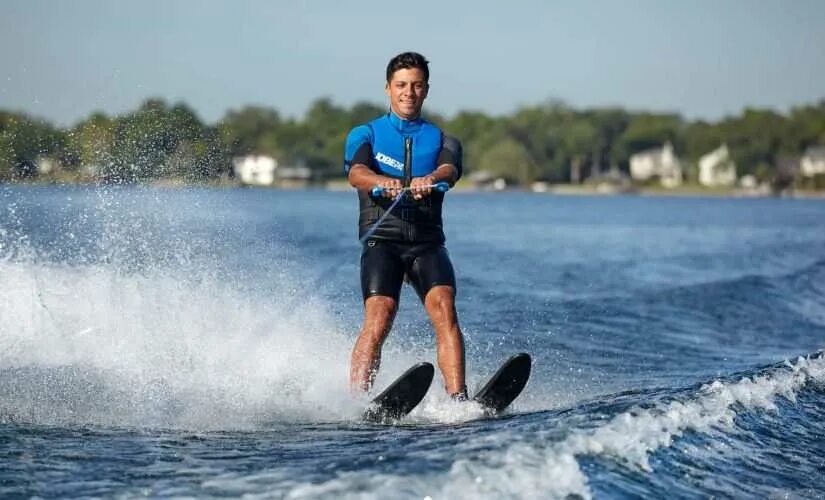 Увлекаться водным. Водные лыжи. Человек на водных лыжах. Катания на водных лыжах. Водные лыжи на море.