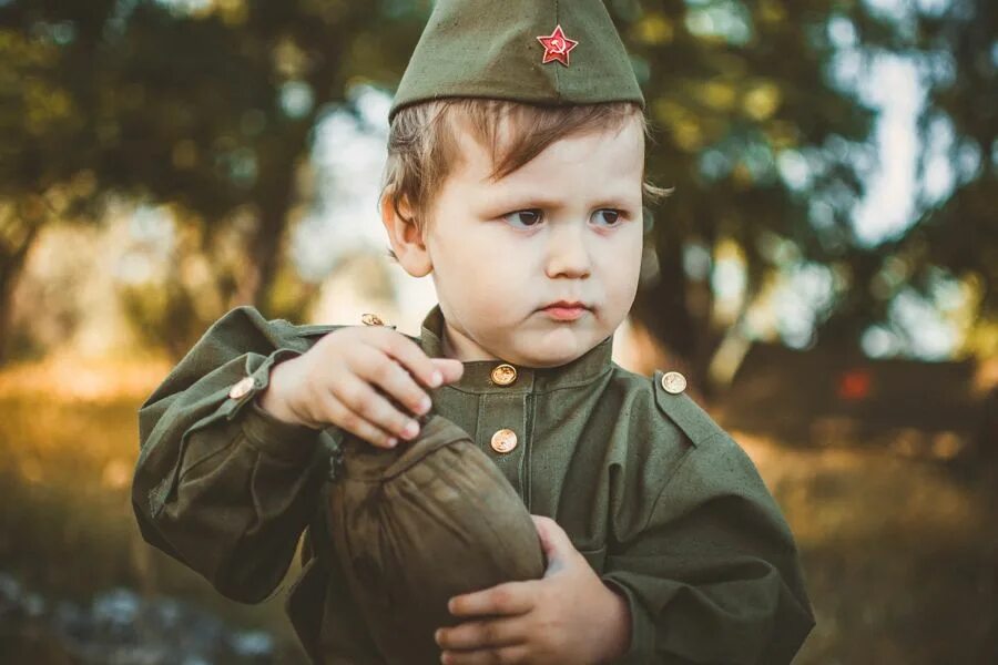 Мальчик на дне победы. Дети в военной форме. Детская фотосессия в военной форме. Маленькие дети в военной форме. Мальчик в военной форме.