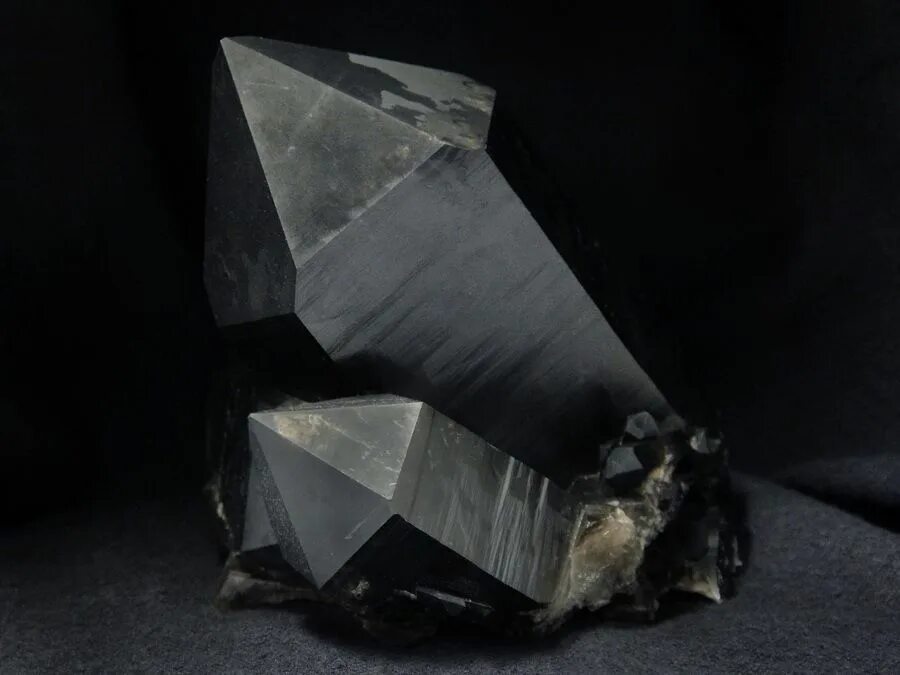 Черный кристалл какой цвет. Морион минерал Кристалл. Кварц Морион минерал. Морион черный кварц. Чёрный Морион камень.