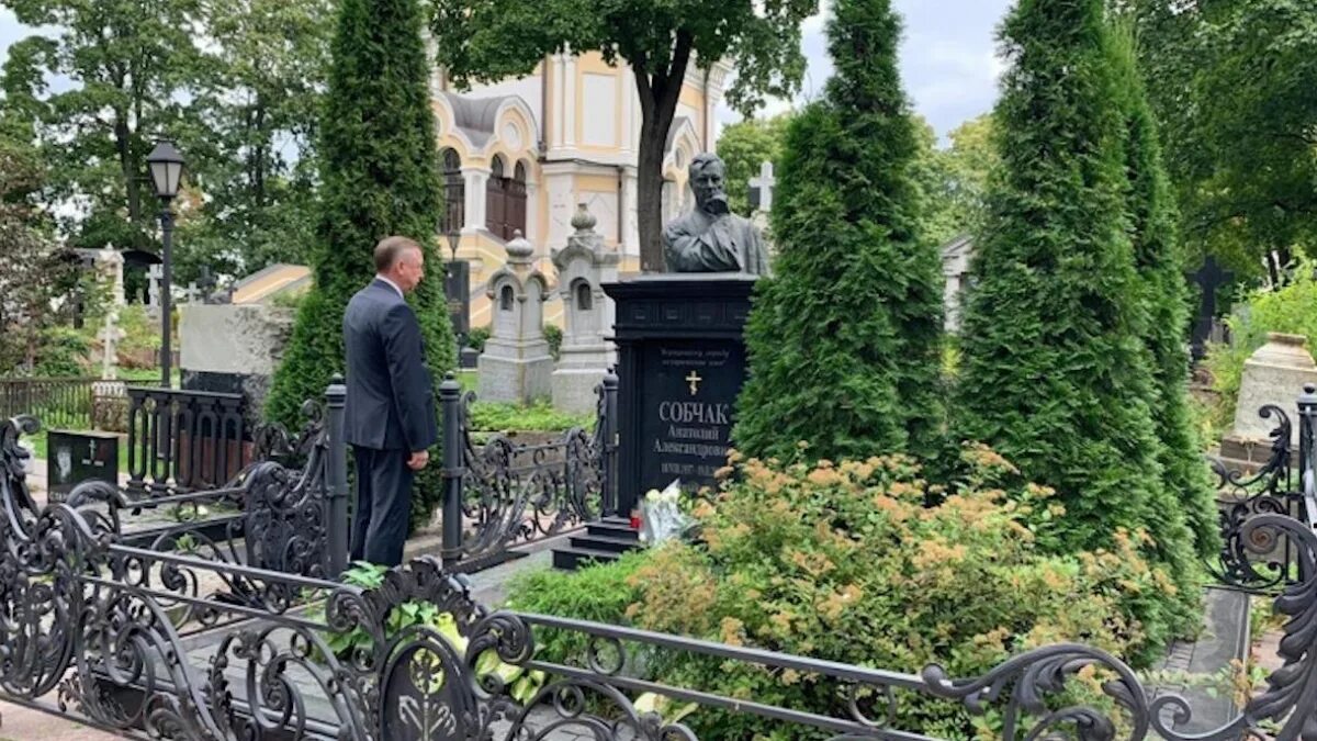 Могила собчака в александро-невской. Могила собчака никольское кладбище александро-невской лавры. Могила старова лазаревском кладбище александро-невской лавры. Могила собчака никольское кладбище александро-невской лавры. Александро невская лавра могила собчака.