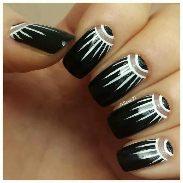 маникюр с черными полосками. черные ногти. белый маникюр с полосками. полосатые ногти. полосочки на ногтях.