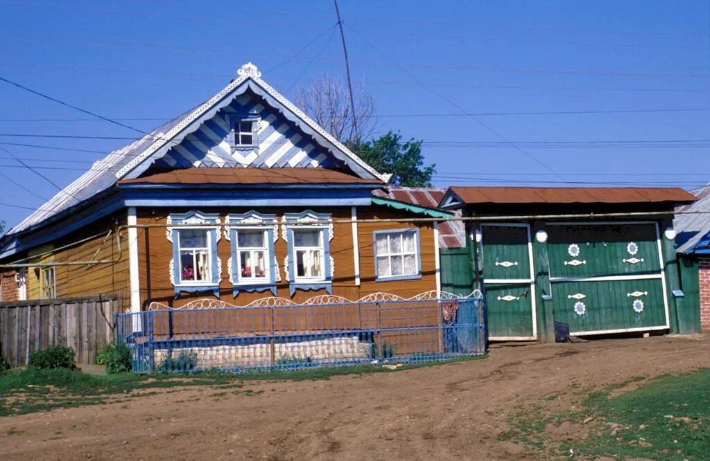 Татарск в татарстане. Жилище народов Татарстана. Татарская деревня татар авылы. Татарский деревенский дом. Традиционное жилище Татарстана.