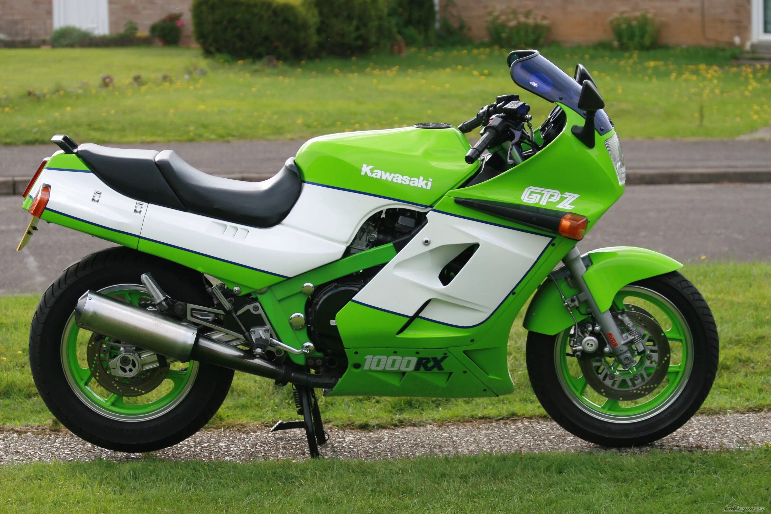 Купить мотоцикл kawasaki. Kawasaki GPZ 400. Kawasaki GPZ 1986. Кавасаки 250 старый. Кавасаки 250 кубов.