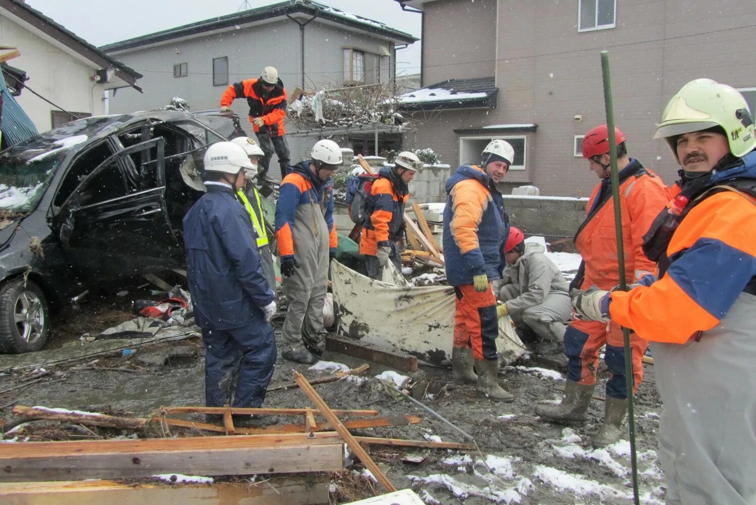 Новости хабаровска последние свежие. ЦУНАМИ В Японии 2011 Фукусима. Спасатели в Японии. Спасатели МЧС на Фукусиме.