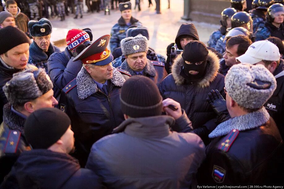 4 декабрь 2010. Манежная площадь 2010 Колокольцев. Манежка 2010 Колокольцев. 11 Декабря 2010 Манежная площадь. Беспорядки на Манежной площади 2010.