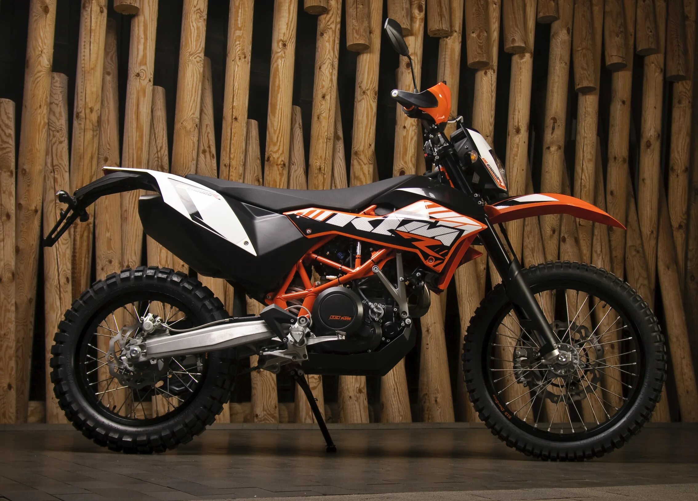 Мощный эндуро. КТМ 690 Enduro r. Мотоцикл KTM 690 Enduro r. Мотоцикл КТМ 690 эндуро. КТМ мотик эндурик.