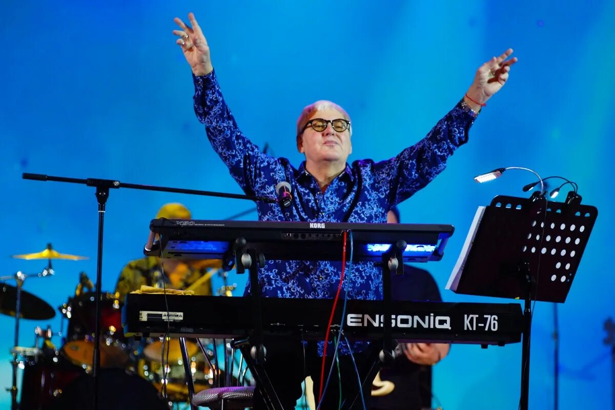 Ддт птица. Ддт птица. Синяя птица эмблема. Гитарист притворяется новичком. Ворона ддт.