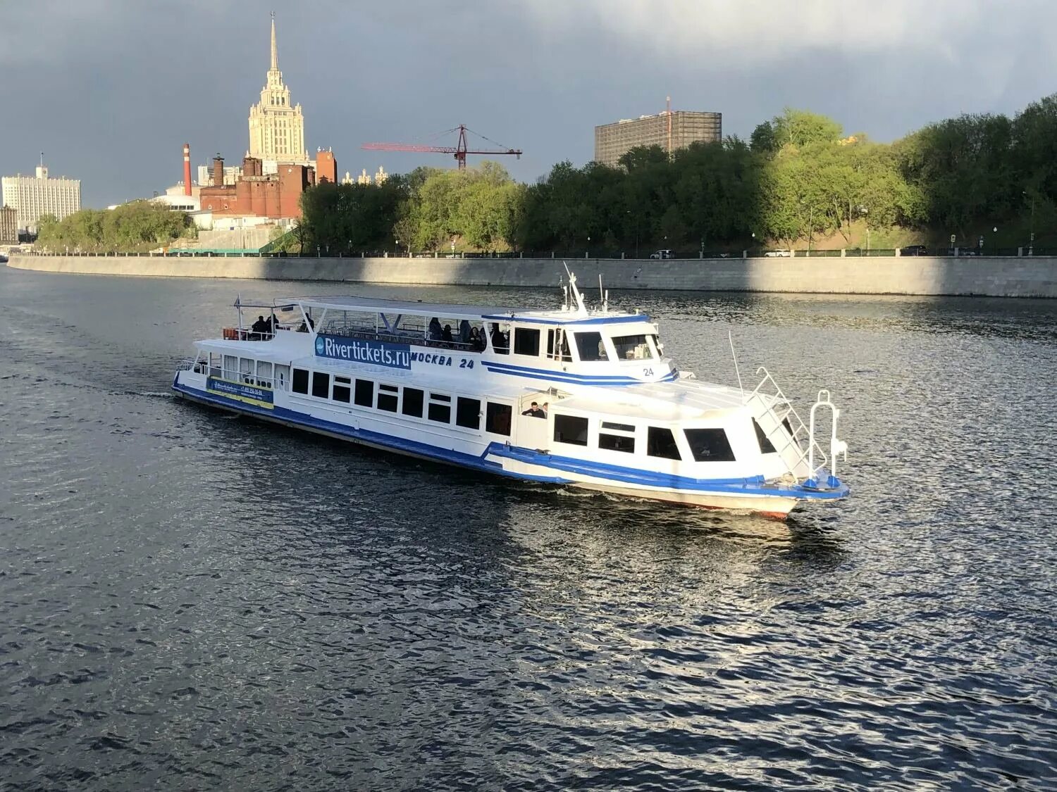 Теплоход алей. Москва 59 теплоход Нижний Новгород. Москва 145 теплоход. Теплоход Москва река. Речной трамвайчик Рэдиссон.