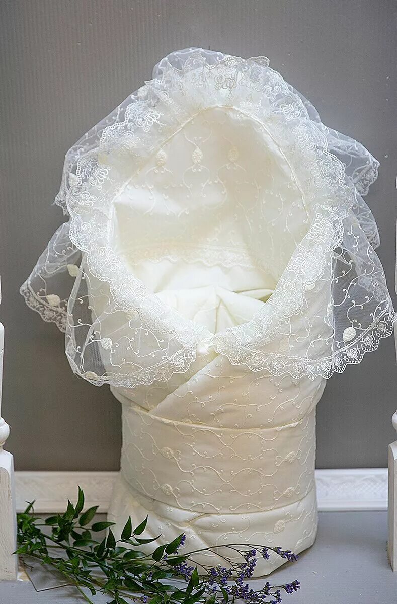 уголок в конверт на выписку с кружевом. уголок с кружевом на выписку. кружевной уголок на выписку. одеяло конверт с кружевом. кружевные банты на выписку.