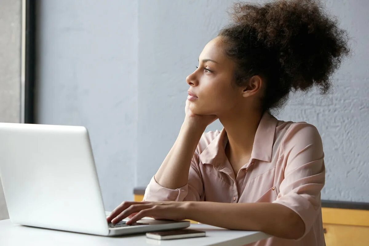 Stop thinking working. Излишняя мечтательность. дезадаптивную мечтательность. woman thinking. black girl thinking.