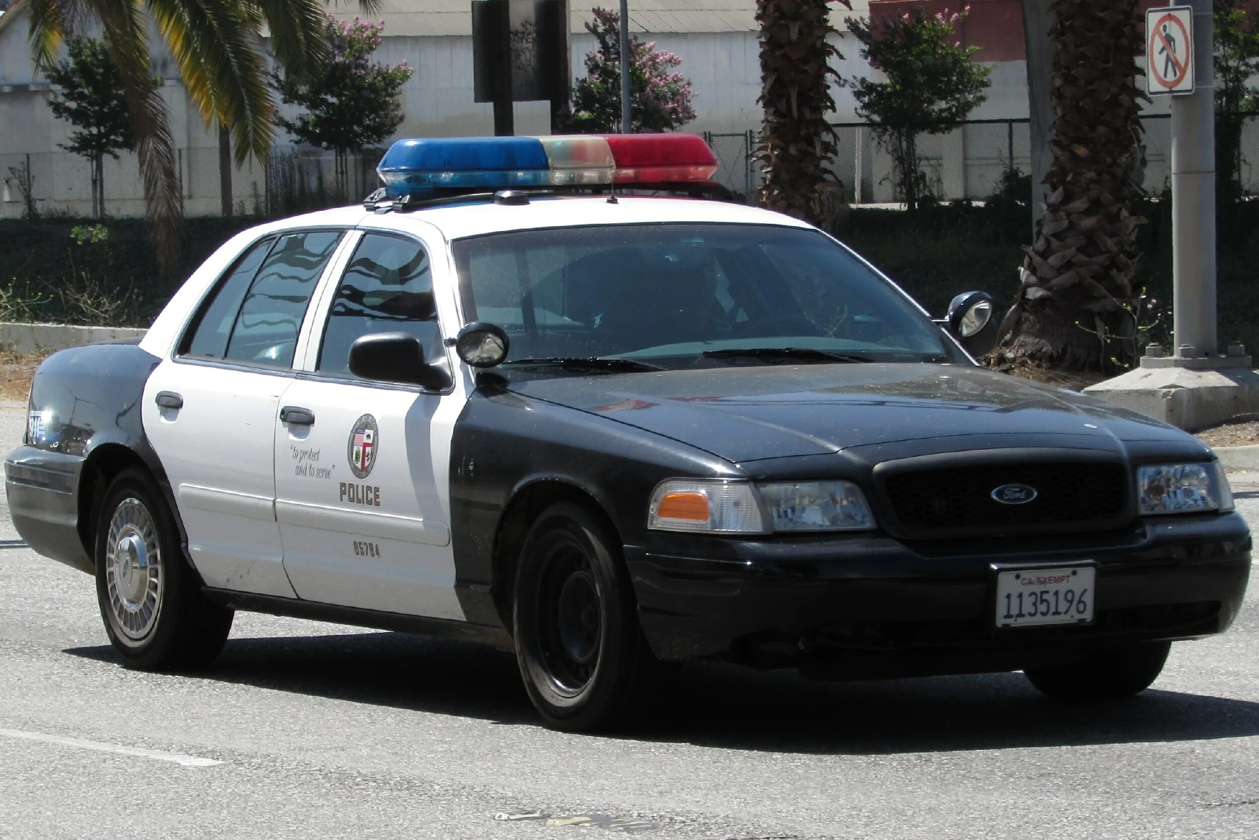 Полицейские машины в америке. 1999 Ford Crown Victoria LAPD. K-9 Ford Crown Victoria LAPD.