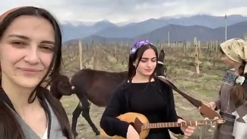 Грузины девушка поют. Грузинская девушка красиво поет. Трио мандили татия мгеладзе. Грузины девушка поют. Грузины девушка поют.