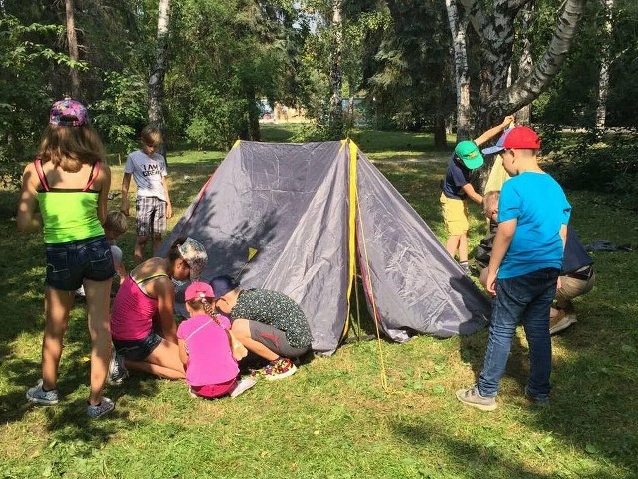 Туристический лагерь. Палаточный лагерь для детей. Палаточный летний детский лагерь. Детский туристический лагерь. Разбивать лагерь