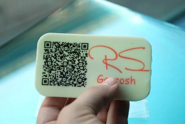 Кредитка по qr коду. Пластиковая визитка с QR кодом. Наклейка с QR кодом. Стильные визитки с QR кодом. Прозрачная визитка с QR кодом.
