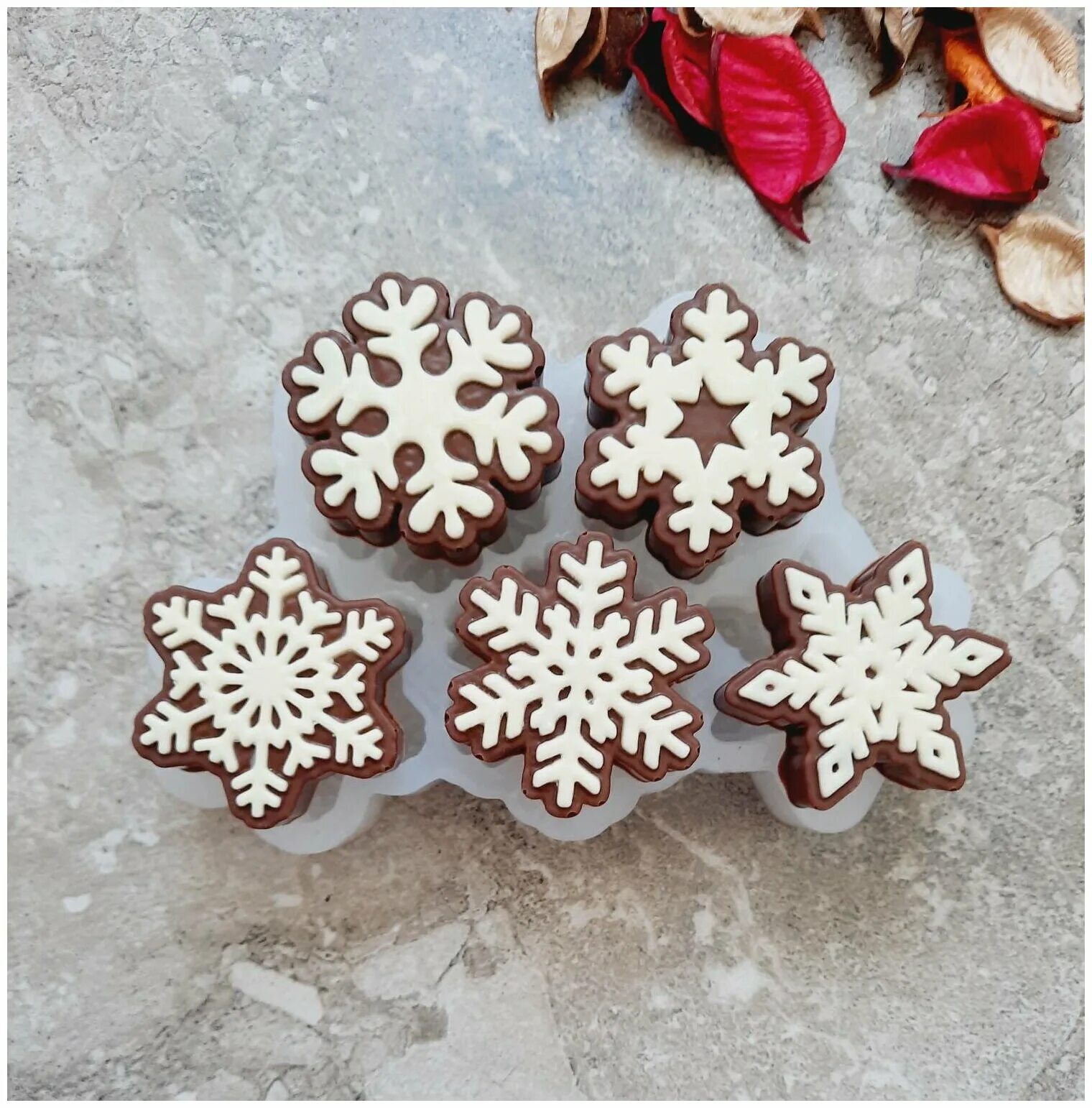 снежинки из шоколада для торта. снежинки из шоколада. снежинки из шоколада. украшение торта снежинками. снежинки из шоколада.