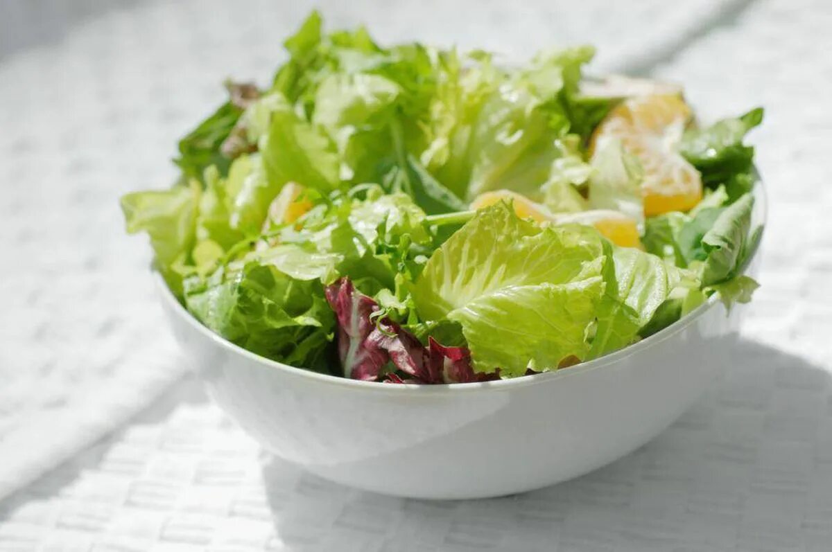 Можно ли салат попугаем. Зелень которую добавляют в салаты диетические. Зелень для салатов названия и фото для еды. Limp Salad. All Type Salads all in one photo.