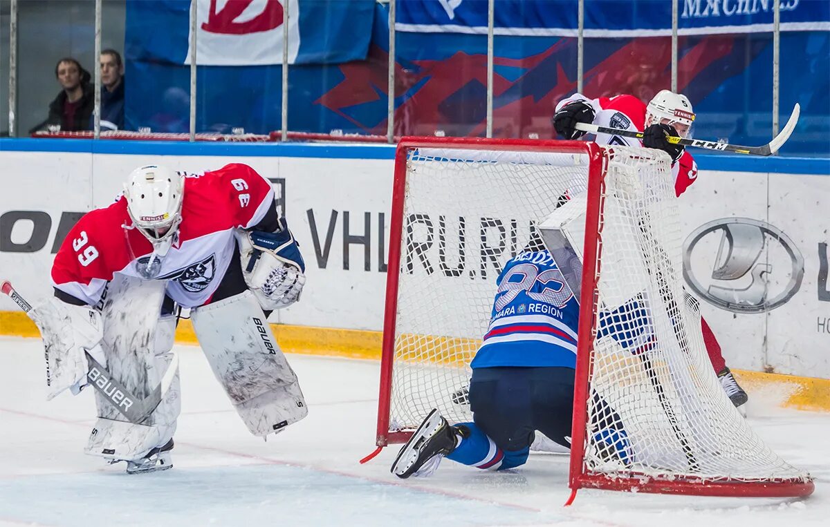 Хоккей нефтяник альметьевск. Нефтяник (хоккейный клуб, альметьевск) сумин. Лада нефтяник. Хоккеист нефтяник. Клуб нефтяник альметьевск.