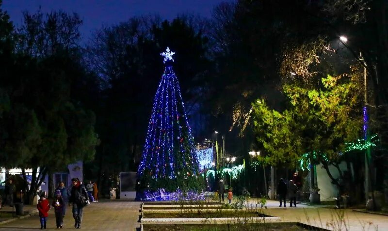 елка в детском парке симферополь украшенная игрушками детей. крым новый год симферополь. карла маркса украсили. новый 2020 год симферополь. симферополь новый год.