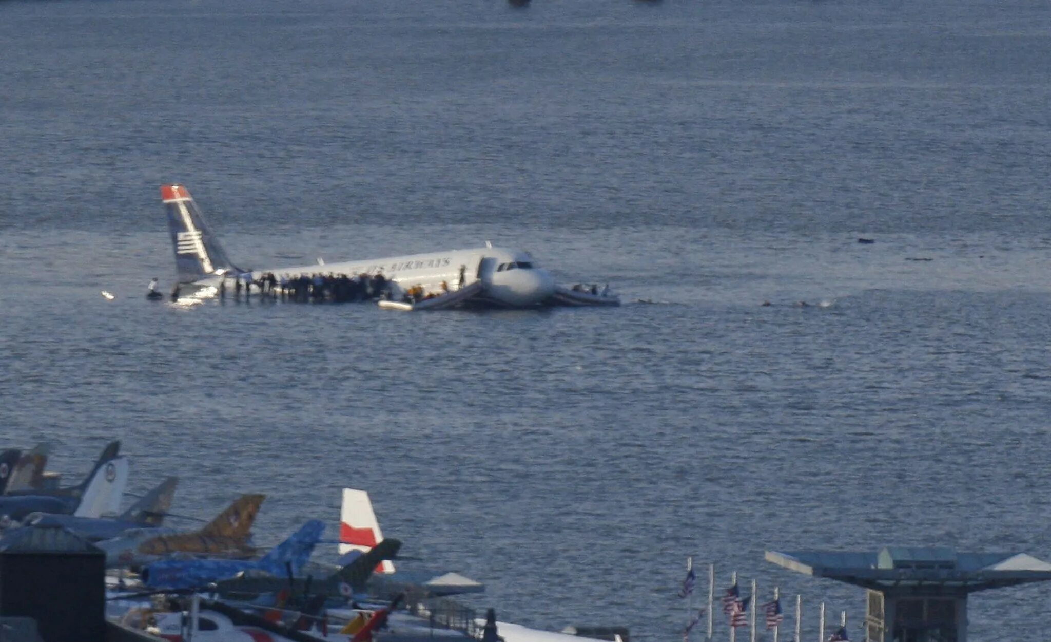 Самолет приземляющийся на воду. Аварийная посадка a320 на Гудзон. Посадка а320 на Гудзон. Самолёт на Гудзоне 2009. Сел на Гудзон а320.