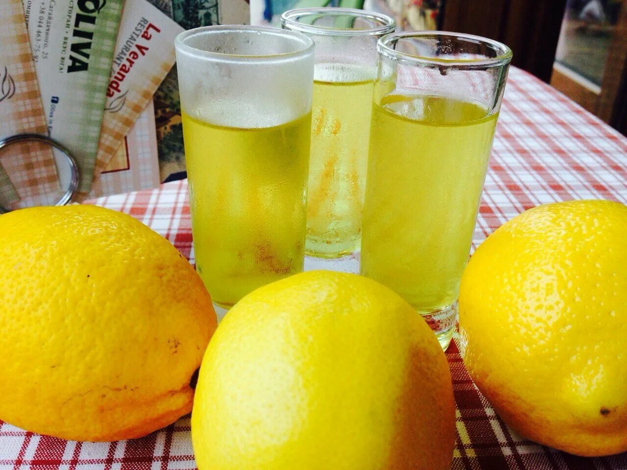 Приготовление лимончелло в домашних условиях. Лимончелло. Лимончелло с лаймом. Мандариновый Лимончелло. Лимонад Лимончелло.