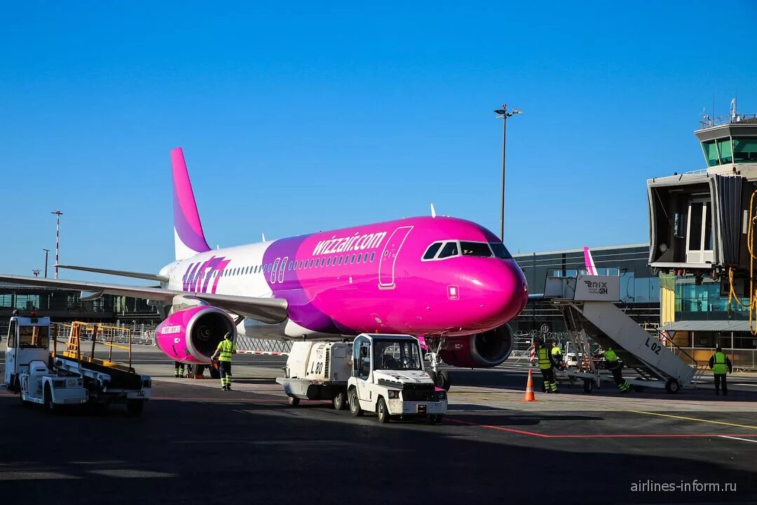 Wizz ереван. Wizz Air a320. Airbus a320 Wizz Air. Wizz Air Airbus a320neo. Wizz Air a320 CEO Salon.