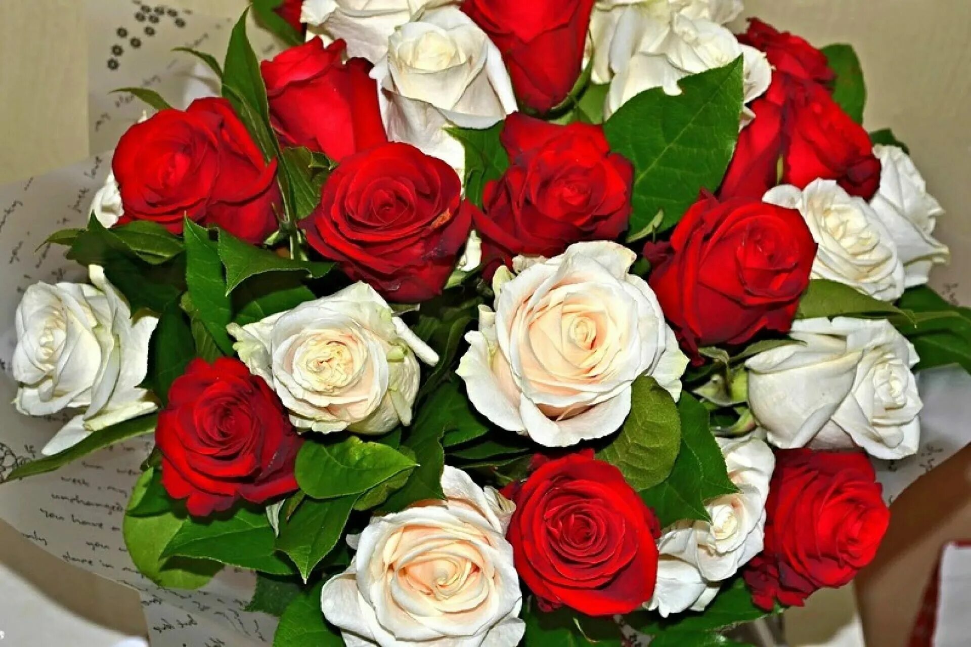 День рождения женщине в домашних условиях. Букет роз с юбилеем. Красивые розы букеты для красивой женщины. Красивый букет роз с юбилеем. Красно белые цветы с днем рождения.