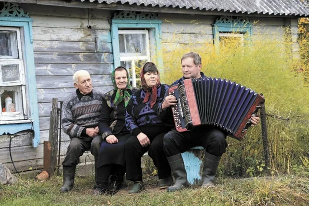 Деревенские люди. Деревенская гармонь. Гармонь в деревне. Посиделки в деревне. Автор сельской песни