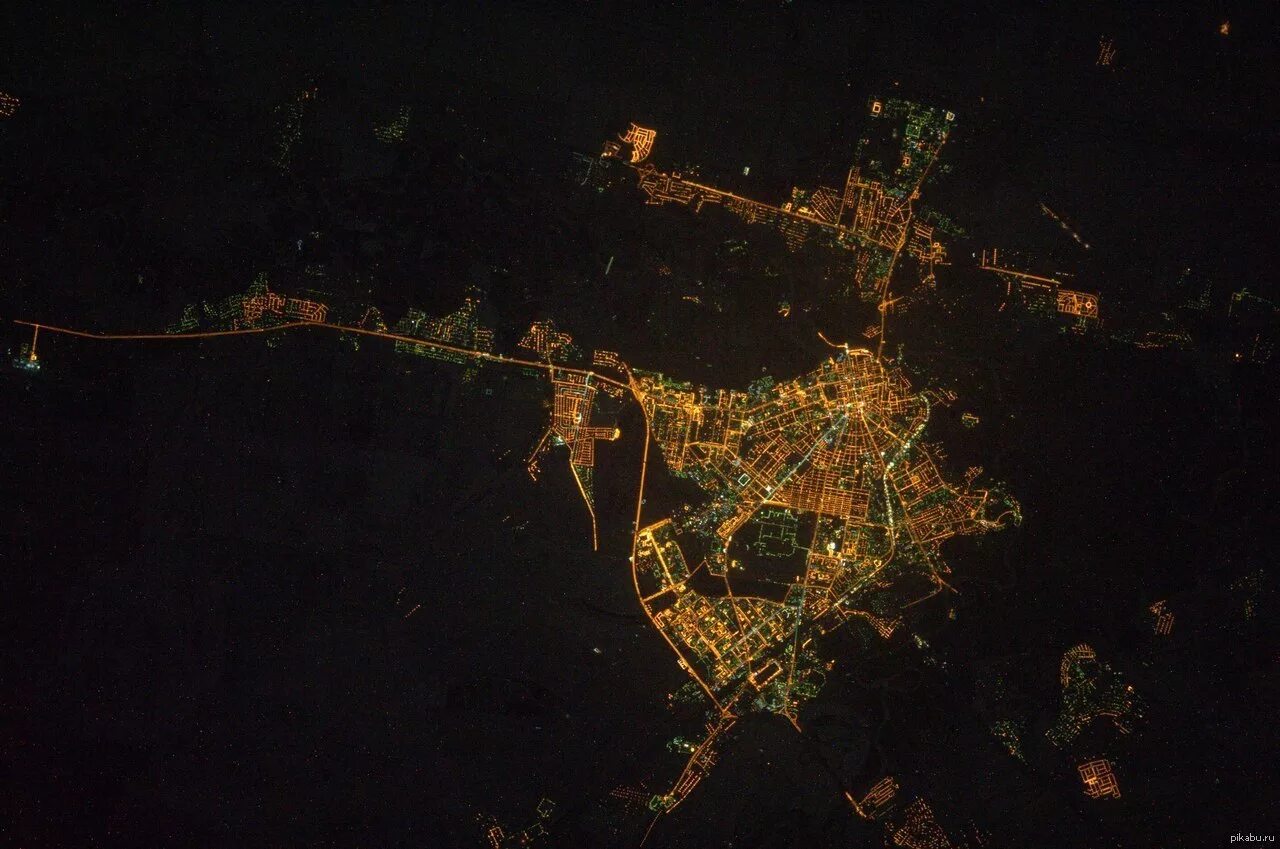 Вид оренбурга со спутника в реальном времени. Ночной Оренбург из космоса. Оренбург вид из космоса. Города ночью из космоса. Оренбург с космоса ночью.