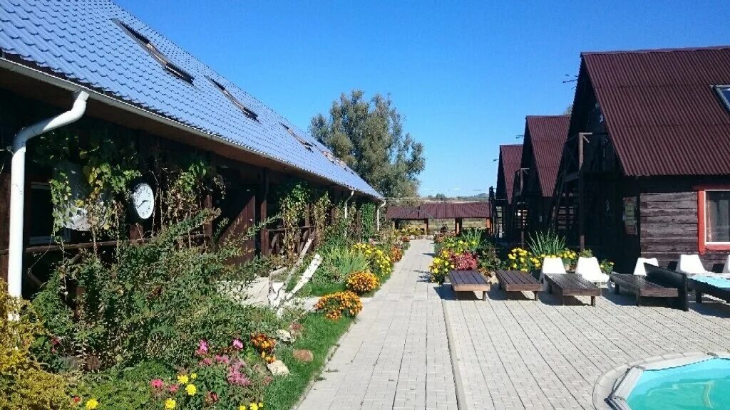 Веселый роджер алтай. Бухта веселого Роджера горный Алтай. База веселый Роджер горный Алтай. Горный Алтай база бухта веселого Роджера. База отдыха у Роджера Алтай.