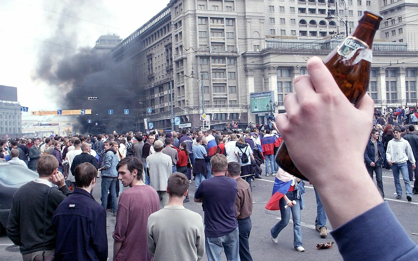 Беспорядки фанатов в Москве 2002. 2002 Год Манежная площадь. Беспорядки на Манежной площади 2002. Футбольные беспорядки в Москве 2002. Москва после матча