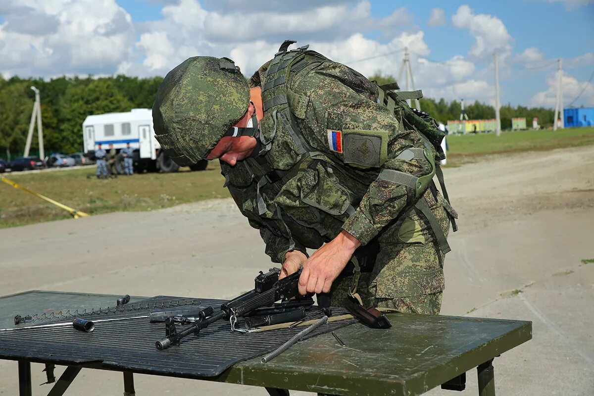 Боевой мастер 417. Мастер оружейник. Мастер оружейник 2020 фото. Полигон Константиновка. Военные боксы.