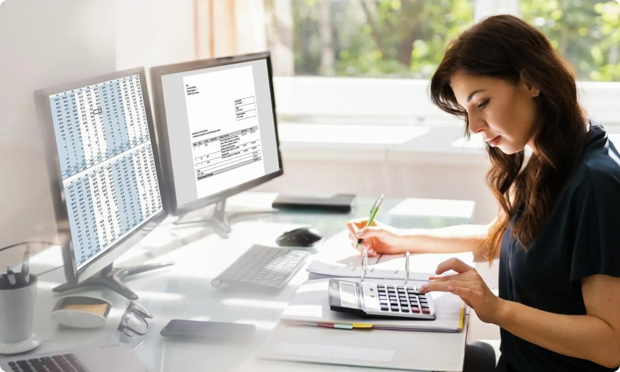 Порядочный бухгалтер. Плата за офис. Бизнес центр люди. Офисный работник. Плата за офис.