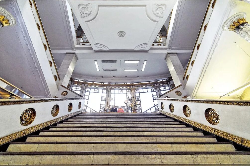 свадебная фотосессия в гуме. гум беларусь. гум на проспекте независимости минск. витрина весна. универмаг минск внутри.