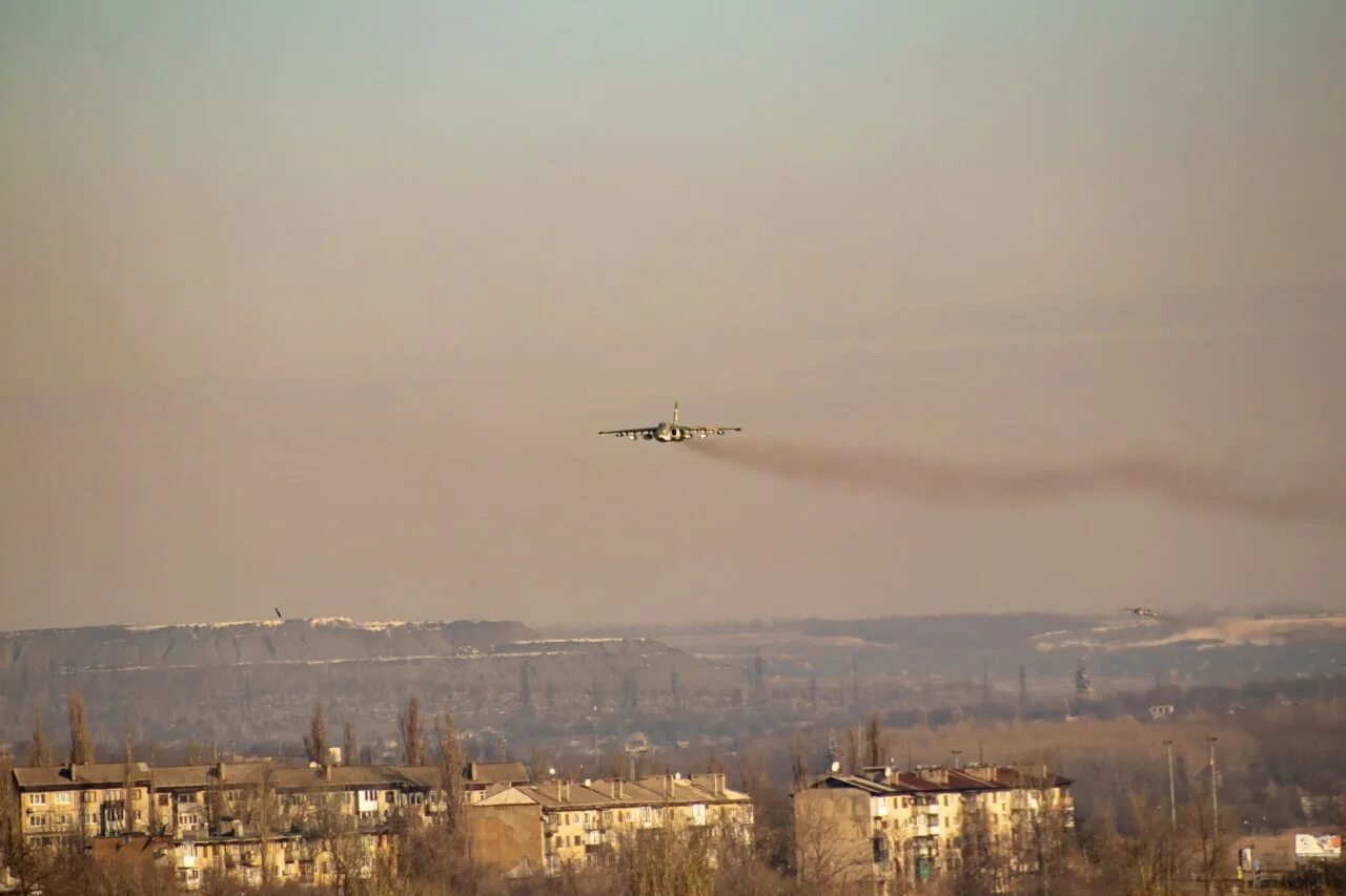 Су-25 над донецком 2014. Самолет над донецком. Вертолёт летит над великим новгородом. Грачи в небе. Самолет над донецком.