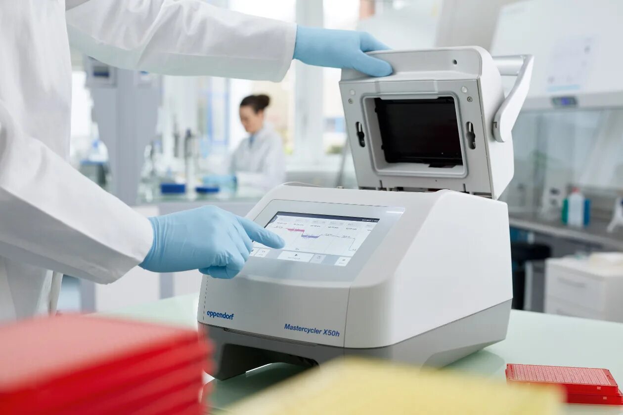 Лаборатория пробирки. Лабораторные исследования крови. Микротитратор такачи. Пцр лаб. Пробирки для пцр диагностики.