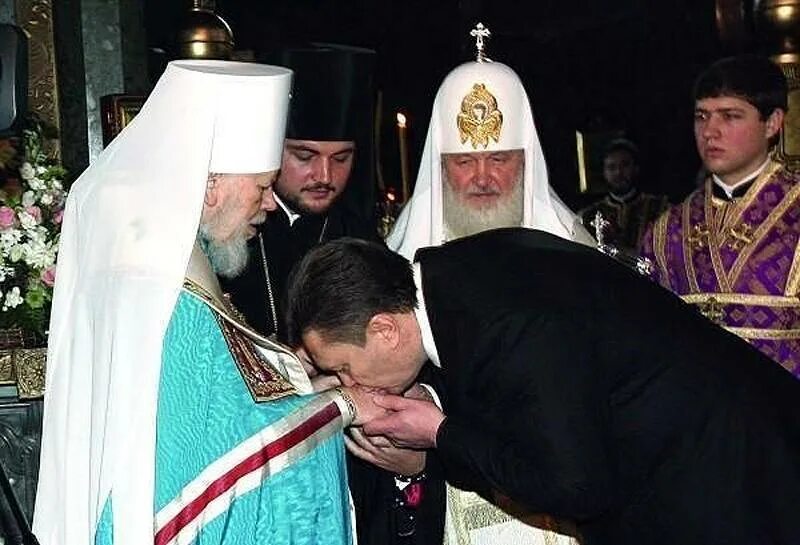 Руки батюшки. Целование руки священника. целуют руку батюшке. целует руку патриарху. целование руки священника в православии.